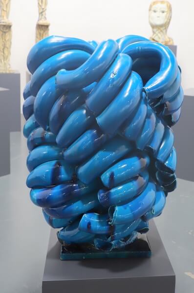 Turquiose Stack 2014 80 x 60cm de Torbjorn Kvasbo, exposé à la foire Ceramic Brussels 2025