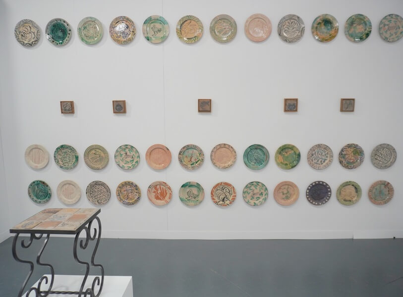 Série d’assiettes de Matthew Lutz-Kinoy à la foire Ceramic Brussels 2025