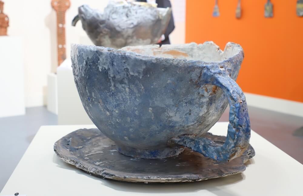 Tasse bleue (2013) de Yuri Kuper ( Russie 1940). Céramique émaillée, réalisée à la Tuilerie de Treigny - h. 45 x 75 x 52 cm soucoup h. 4 cm, diamètre 67 cm.