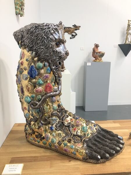 Achilles Leg de Carolein Smit (2024) chez Jonathan Kugel, présenté à la foire Ceramic Brussels 2025