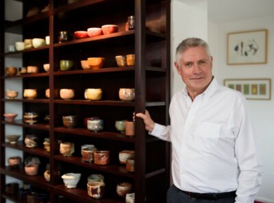 devant une partie de la collection de bols