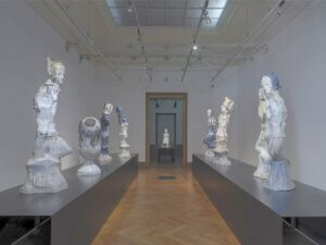 Glacier Monks Johan Tahon au Musée Ariana 2019 à Genève - fotograaf Gert Jan van Rooij