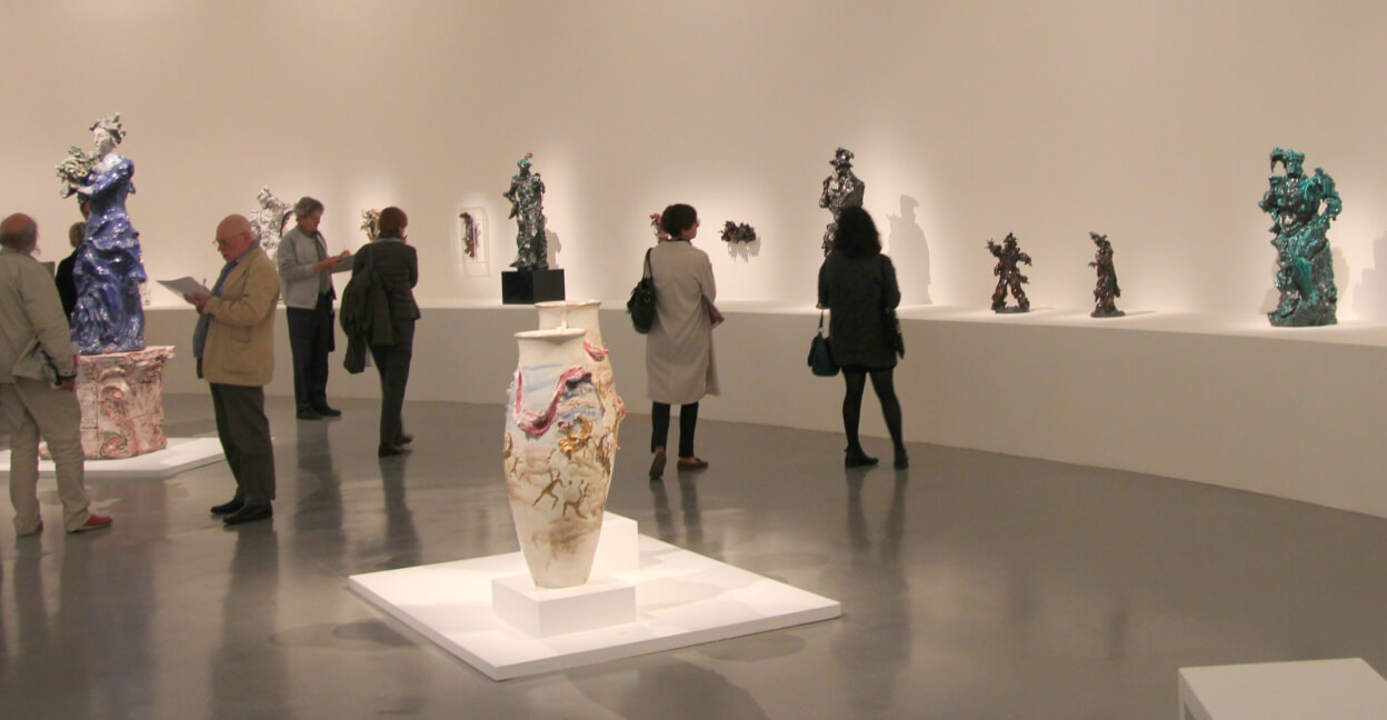 MAMP 2014 exposition Lucio Fontana vue générale recadrée avec les vases h 96 d 42 coll Karsten Greve