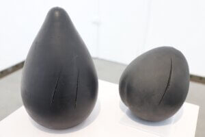 Lucio Fontana Concetto spaziale 1959, à gauche h 35 d 23 cm à droite h 25 d 20 cm