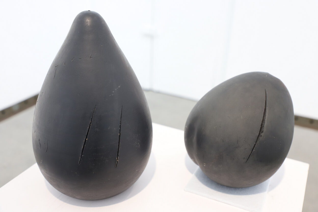 Lucio Fontana Concetto spaziale 1959, à gauche h 35 d 23 cm à droite h 25 d 20 cm