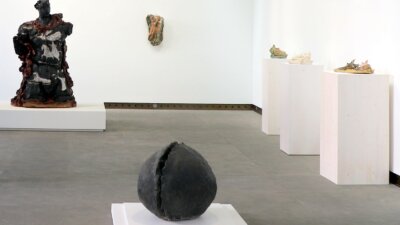 galerie Karsten Greve Paris exposition céramiques de Fontana 2026 grande salle, Torso italico 1938 et Concetto spaziale Natura