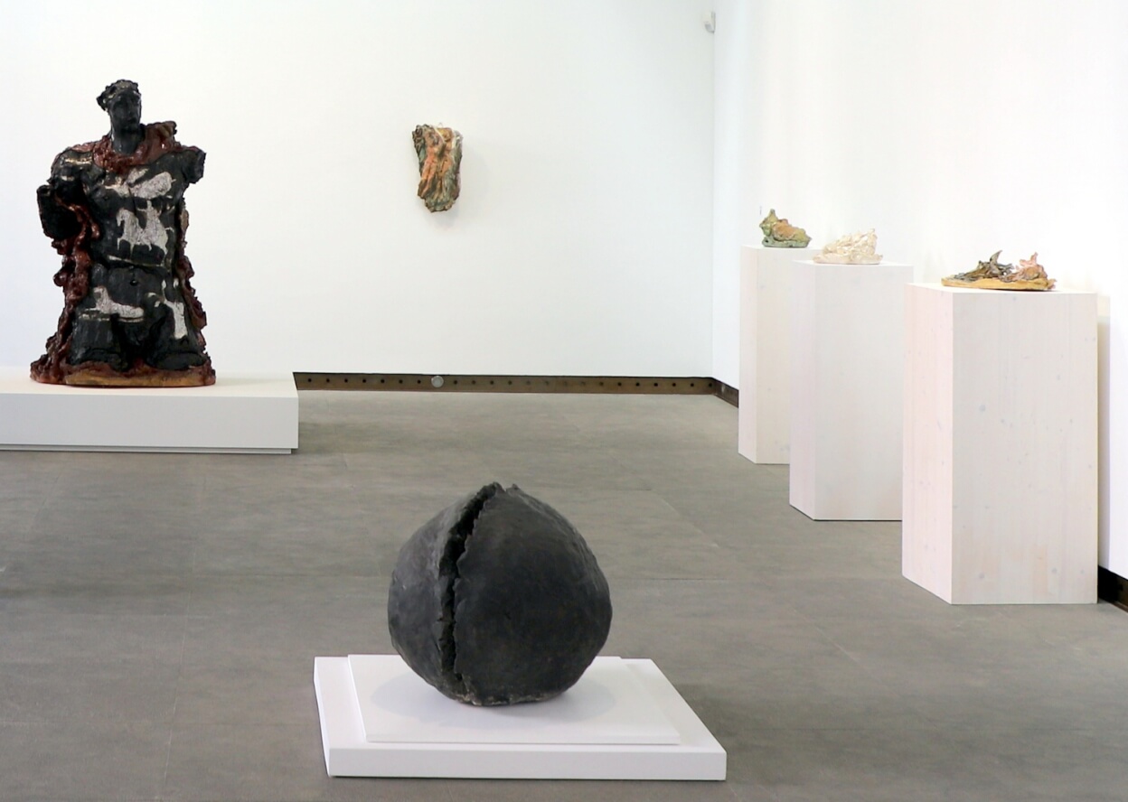 galerie Karsten Greve Paris exposition céramiques de Fontana 2026 grande salle, Torso italico 1938 et Concetto spaziale Natura