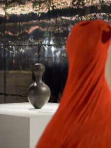 Dior Couture 2026 exposition quand When Magdalene Odundo rencontre Jonathan Anderson Photography Samuel Spreyz paru dans Novembre