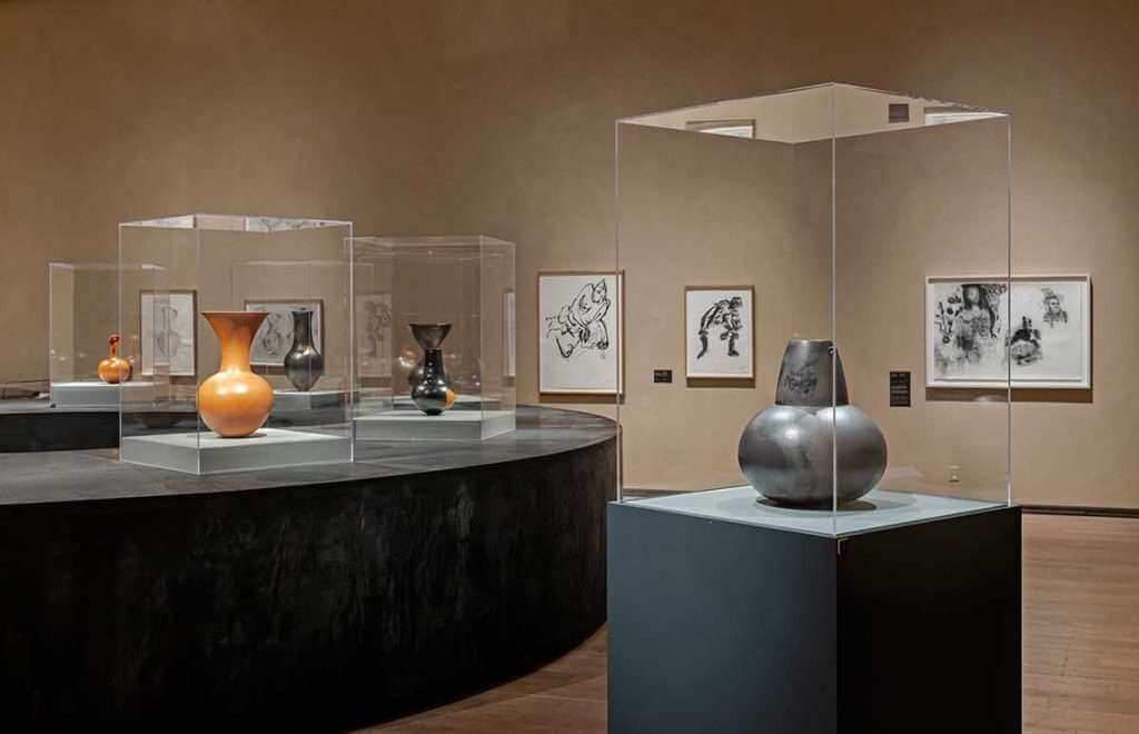 Magdelene Odundo A Dialogue with Objects Gardiner Museum Photo Toni Hafkenscheid (2)