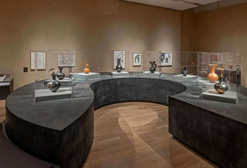 Magdelene Odundo A Dialogue with Objects Gardiner Museum Photo Toni Hafkenscheid