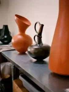 Ses vases anthropomorphiques au long cou souple, aux oreilles tendues, au ventre renflé, à la peau d’ébène, furent à l’honneur de la 59e Biennale de Venise en 2022. © Matt Kelly, courtesy Dior